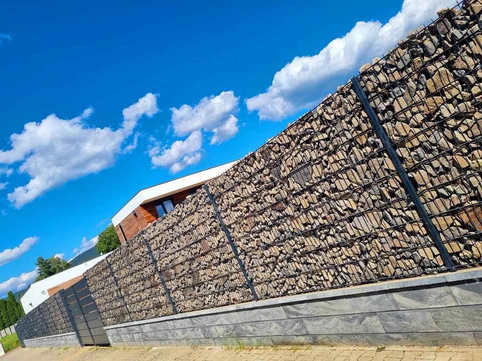 Ploty | POPRAD | WISNIOWSKI REALIZÁCIA : Rožňava okr. ROŽŇAVA | plot HOME INCLUSIVE AW 10.228 + 60m gabiónový plot 